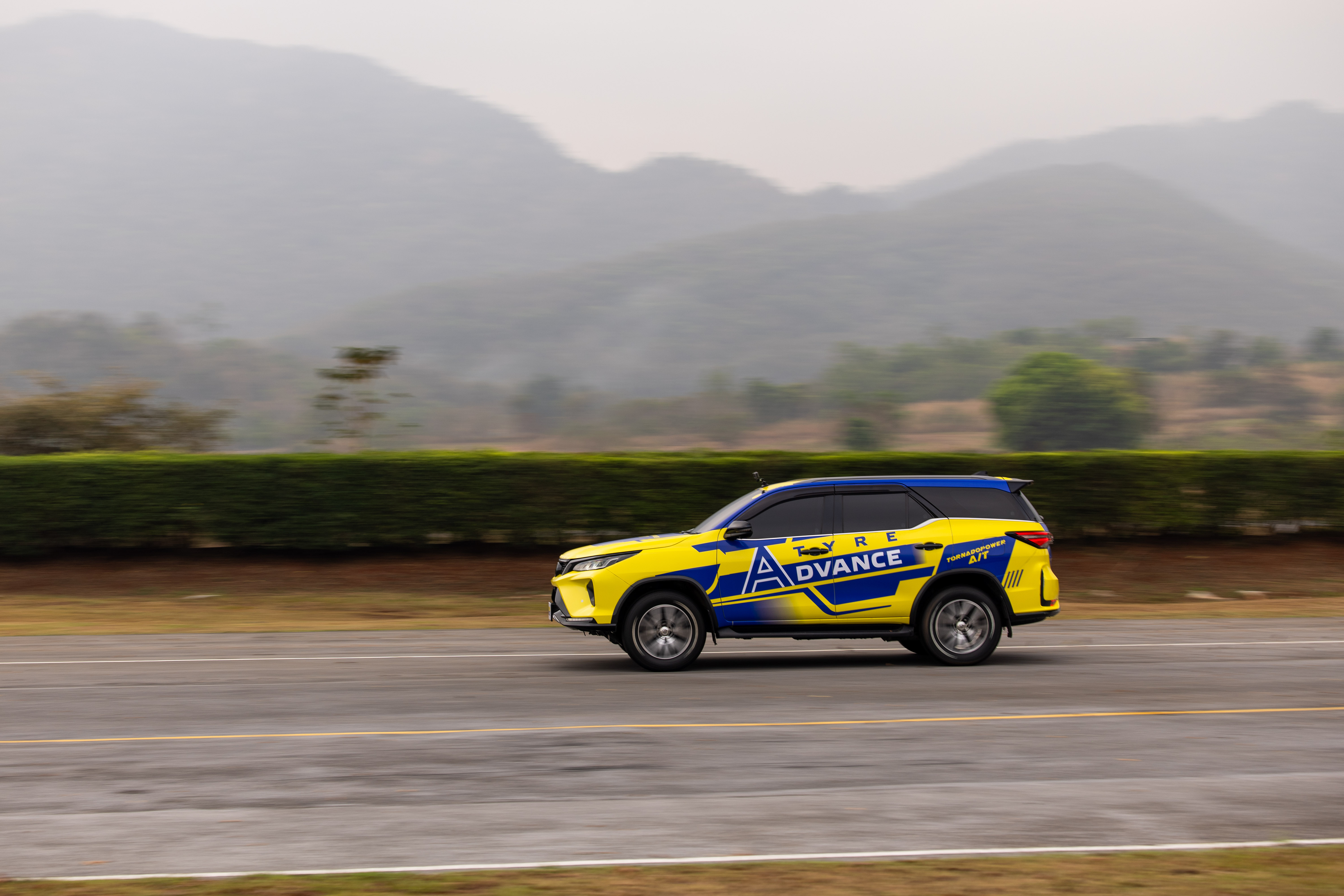 Toyota Fortuner ติดตั้ง TornadoPower A/T White Letter ขนาด 265/60R18